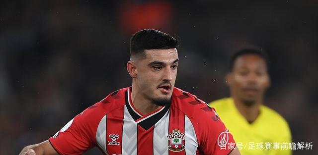 包含西汉姆迎亚冠关键赛；转会期更衣室发声；引发热议；更衣室氛围转暖的词条